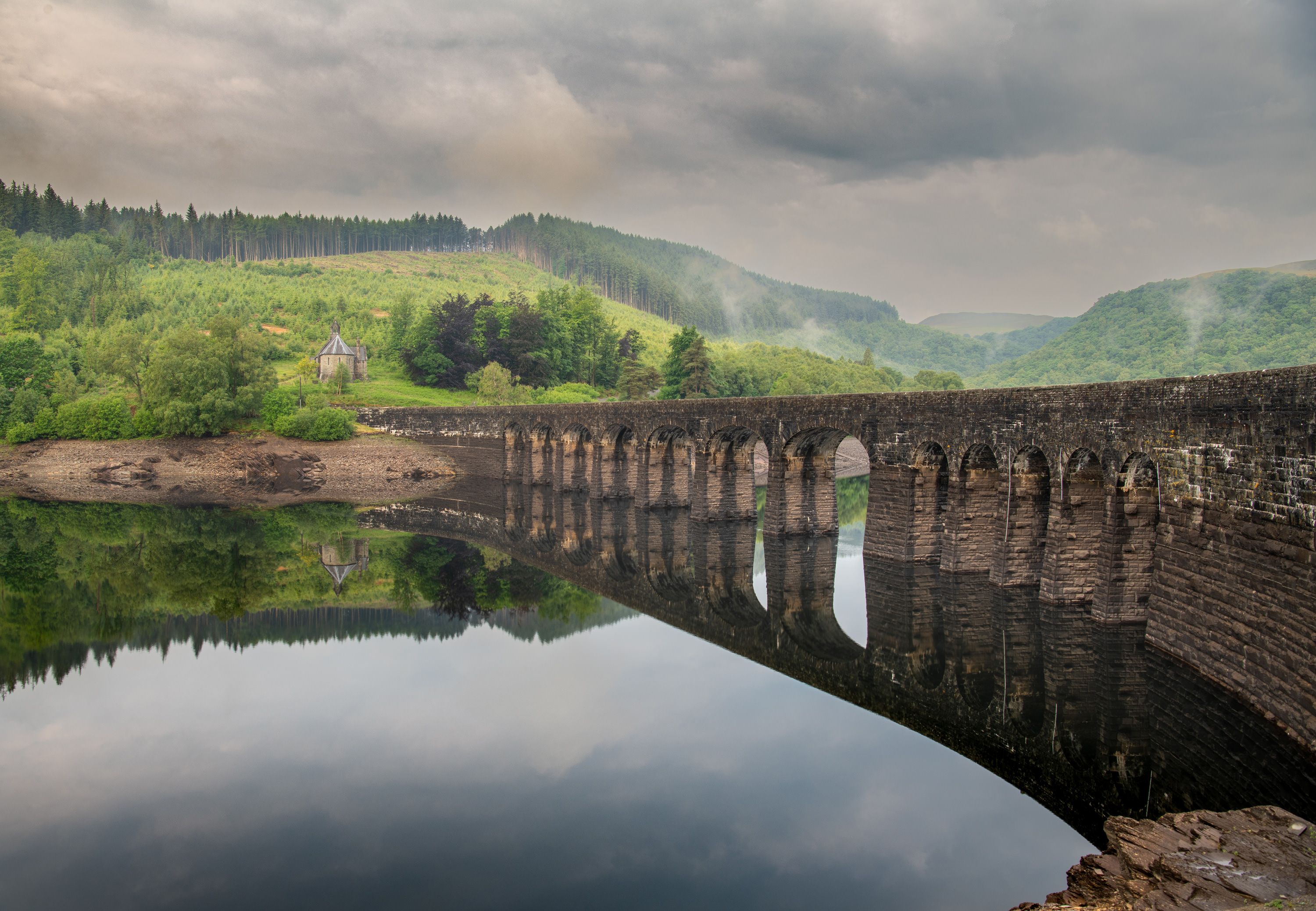 Garreg-Ddu-Dam-at-dawn..jpg